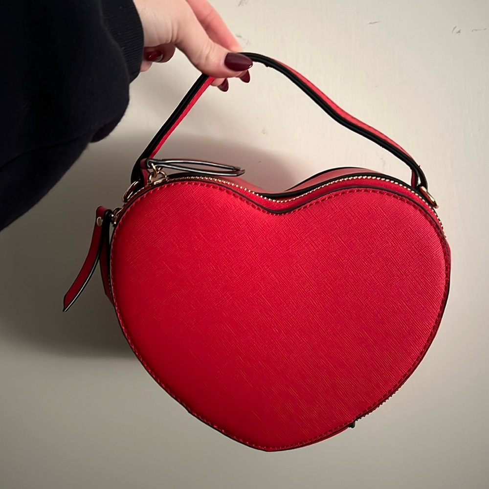 Heart shaped purse, comes with the strap